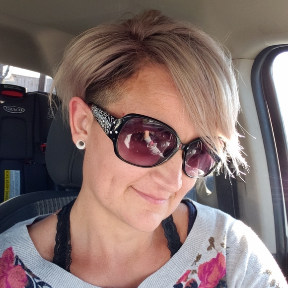 Meet your Posher, Vanessa 🦋💜🖤💜🖤 - Picture 3 of 5